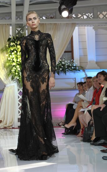 Valentin Yudashkin Collection Show: autumn-winter 2010-2011.