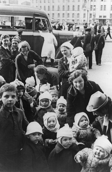 Evacuating children from Leningrad