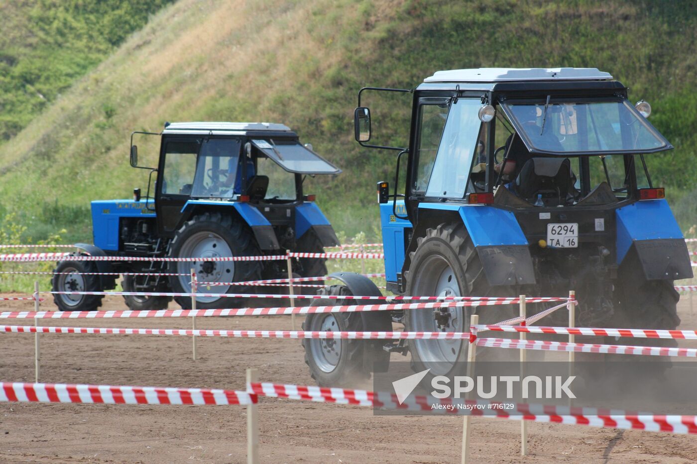 Tractor drivers compete on tractordrome