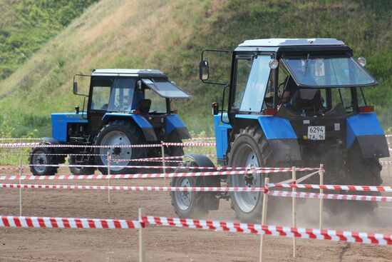 Tractor drivers compete on tractordrome