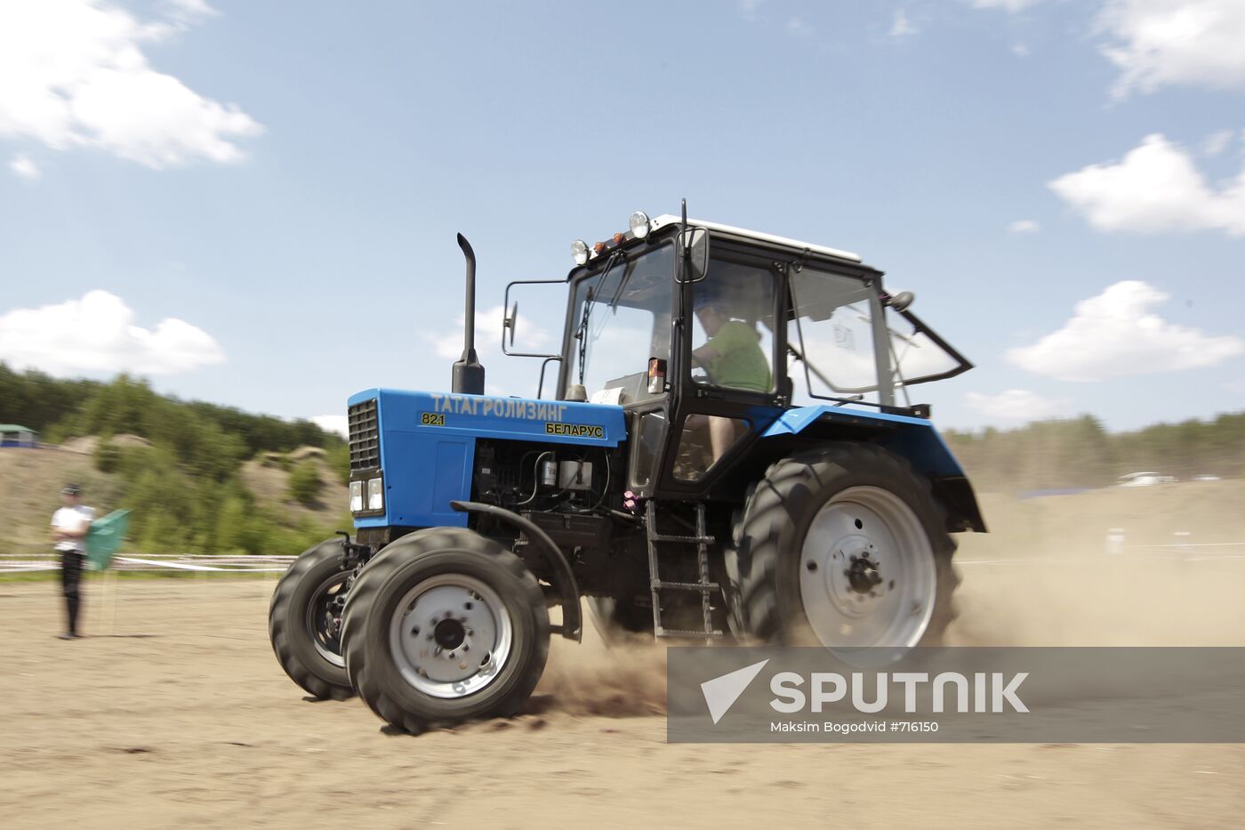 Tractor drivers compete on tractordrome