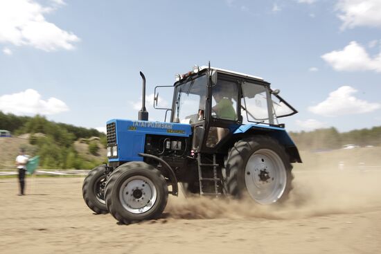Tractor drivers compete on tractordrome