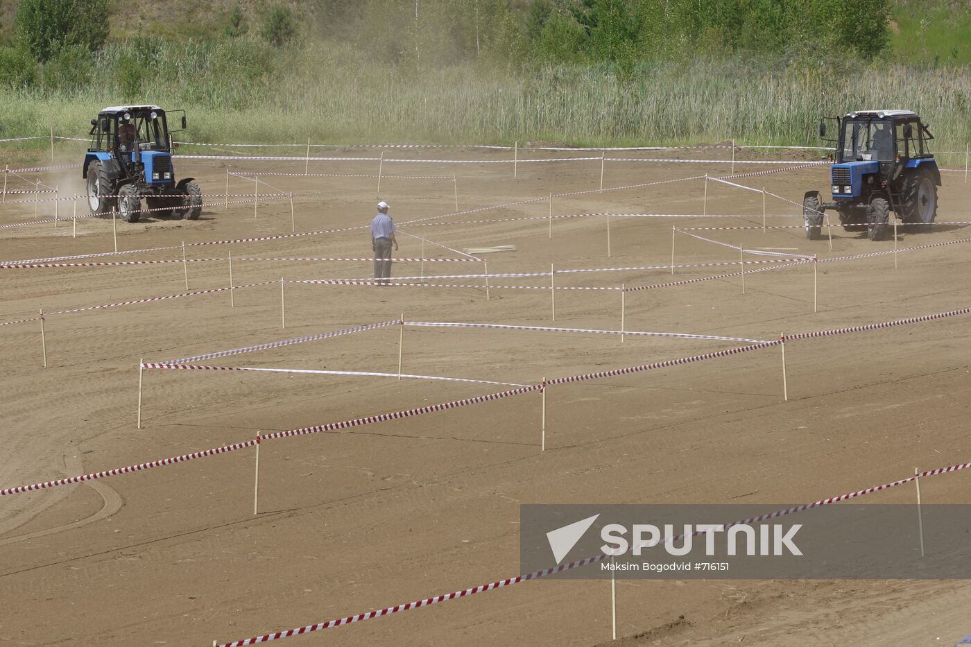Tractor drivers compete on tractordrome