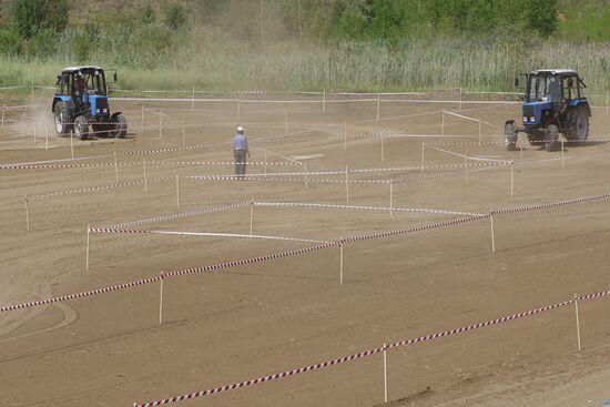 Tractor drivers compete on tractordrome