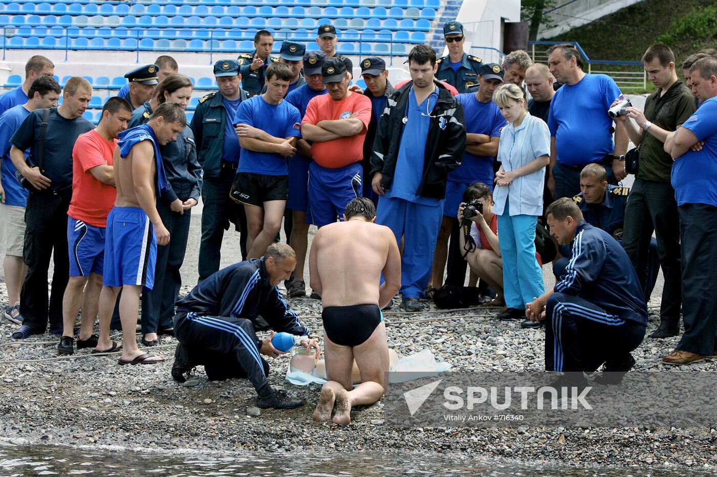 Emergency Ministry inspectors engage in first aid team relay
