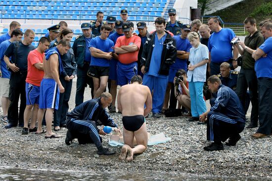 Emergency Ministry inspectors engage in first aid team relay