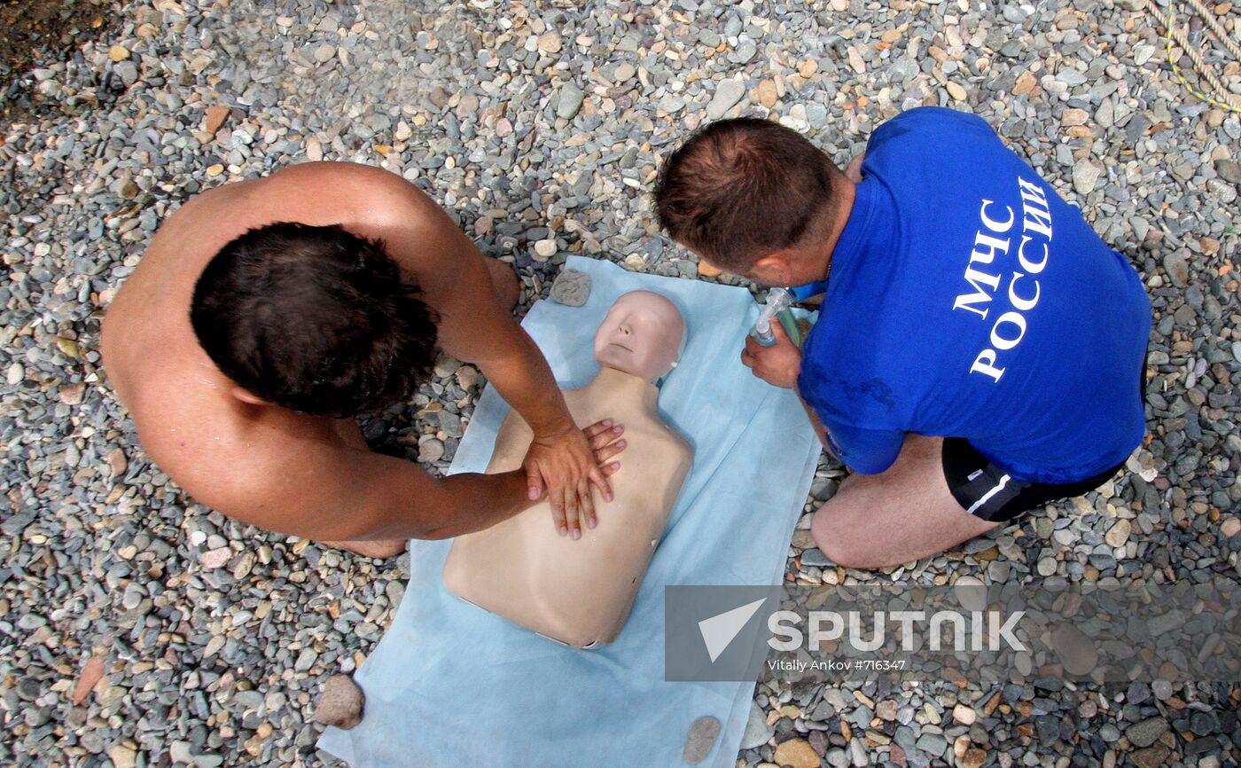 Emergency Ministry inspectors engage in first aid team relay