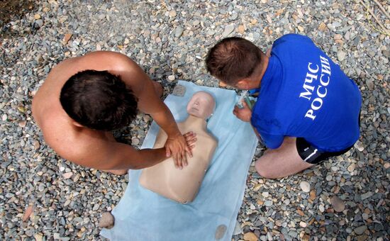 Emergency Ministry inspectors engage in first aid team relay