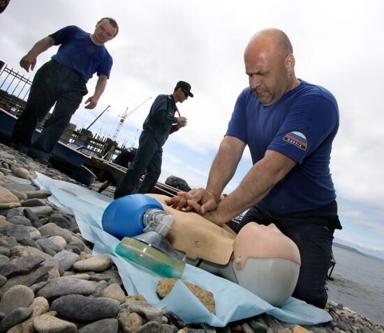 Emergency Ministry inspectors engage in first aid team relay