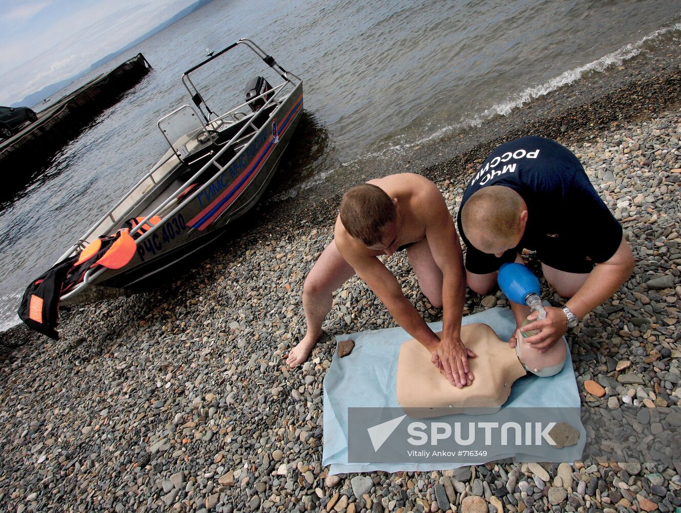 Emergency Ministry inspectors engage in first aid team relay