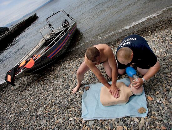 Emergency Ministry inspectors engage in first aid team relay