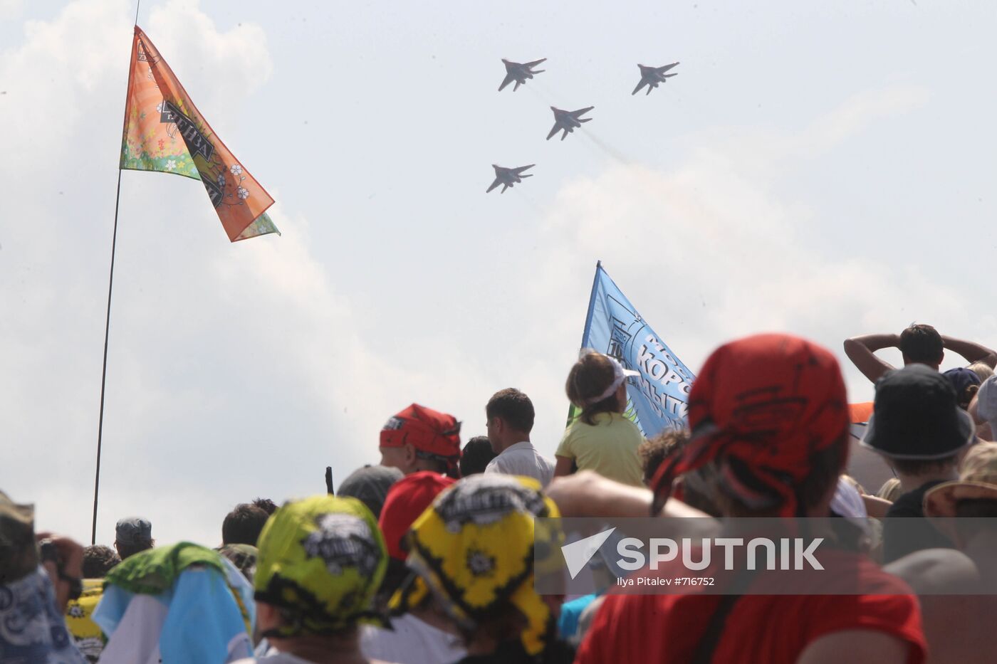 Music fans watch air show at Nashestviye 2010 rock festival