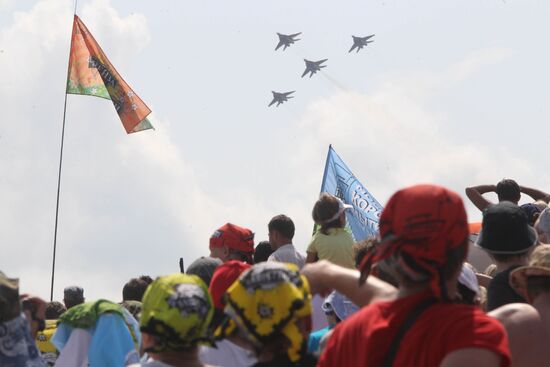 Music fans watch air show at Nashestviye 2010 rock festival