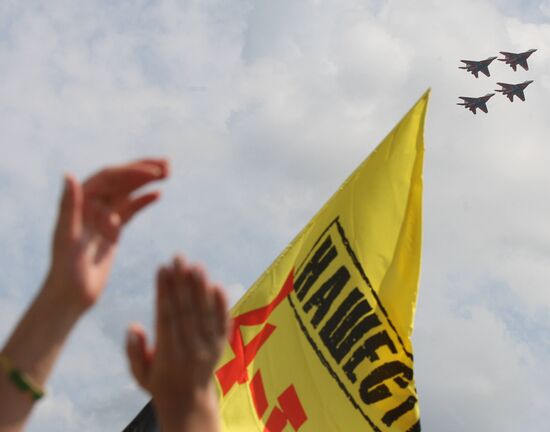 Music fans watch air show at Nashestviye 2010 rock festival