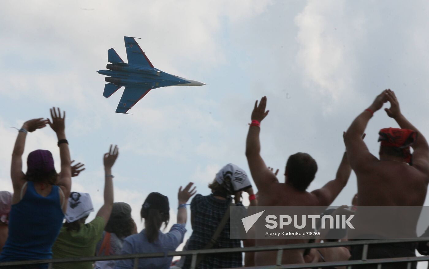 Music fans watch air show at Nashestviye 2010 rock festival
