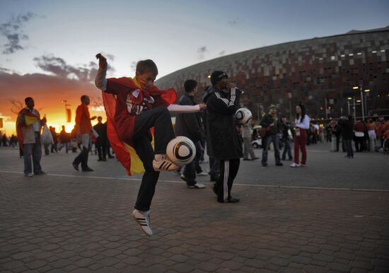 Football fans before the Netherlands vs. Spain World Cup final