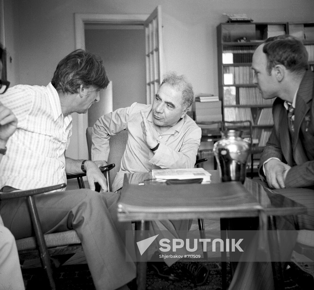 Discussing space and ground-based astronomy