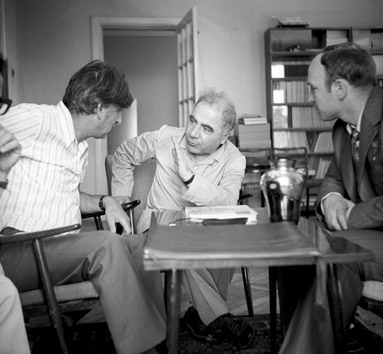 Discussing space and ground-based astronomy