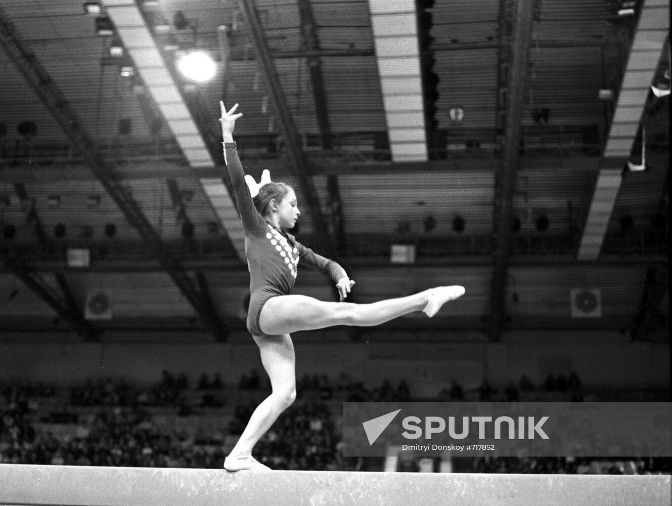 Maria Filatova performs on balance beam