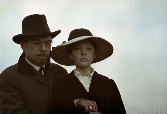 Alexei Batalov and Lyudmila Savelyeva play in film "The Flight"