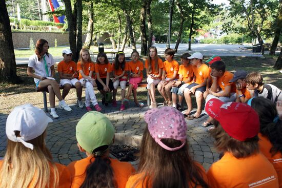 Monitor with children