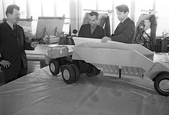 Model of 120-ton trailer-coal carrier with a hopper trailer