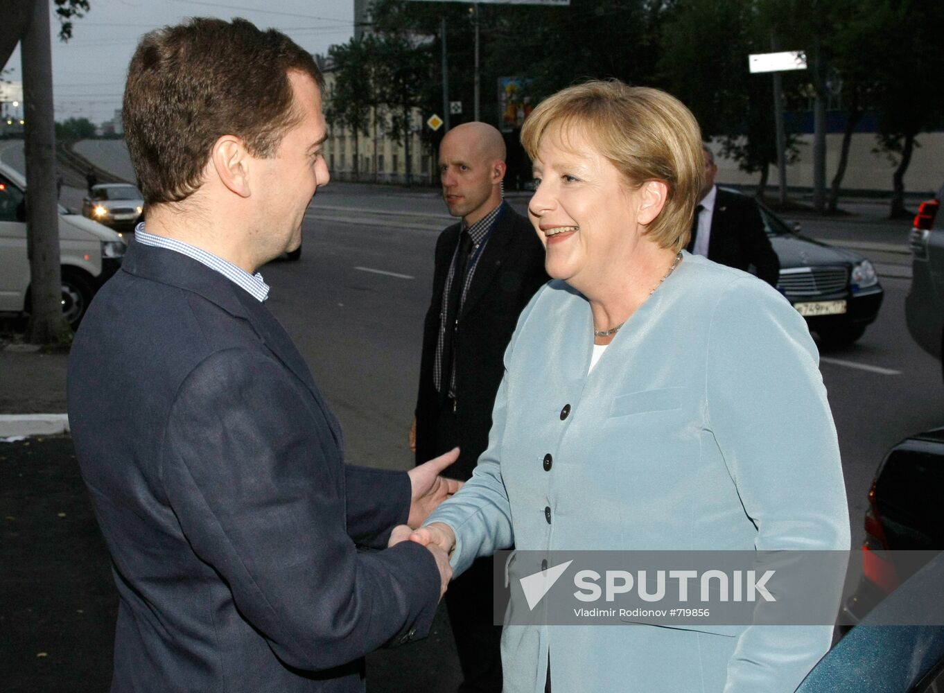 Dmitry Medvedev, Angela Merkel arrive in Yekaterinburg