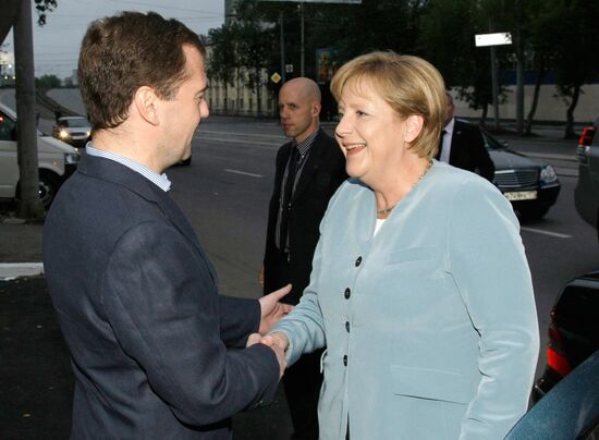 Dmitry Medvedev, Angela Merkel arrive in Yekaterinburg