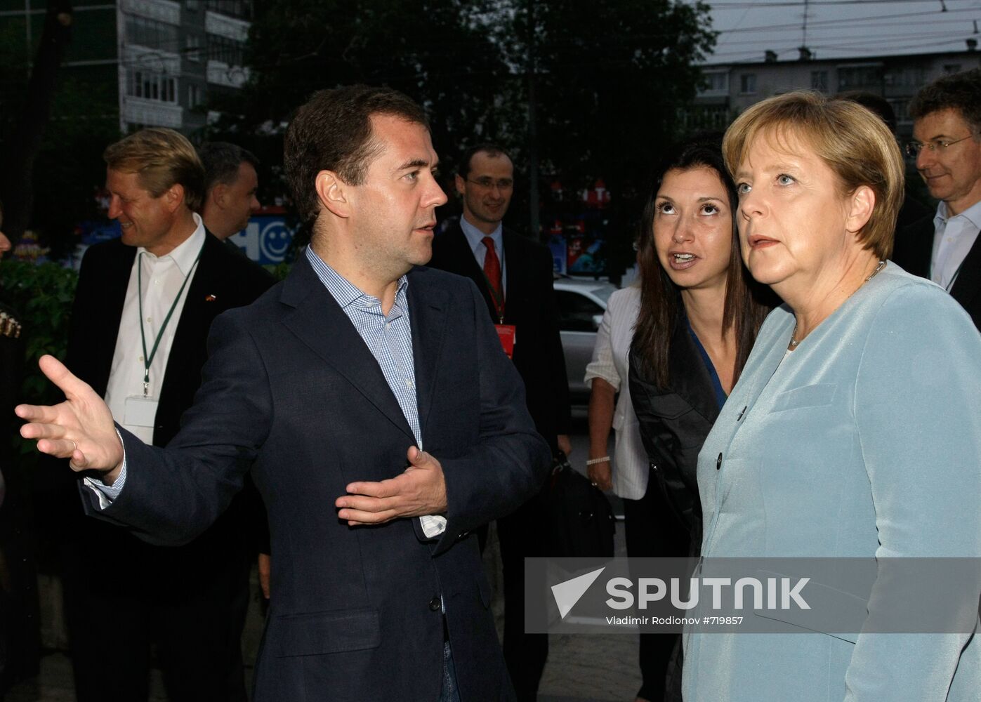 Dmitry Medvedev, Angela Merkel arrive in Yekaterinburg