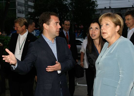 Dmitry Medvedev, Angela Merkel arrive in Yekaterinburg
