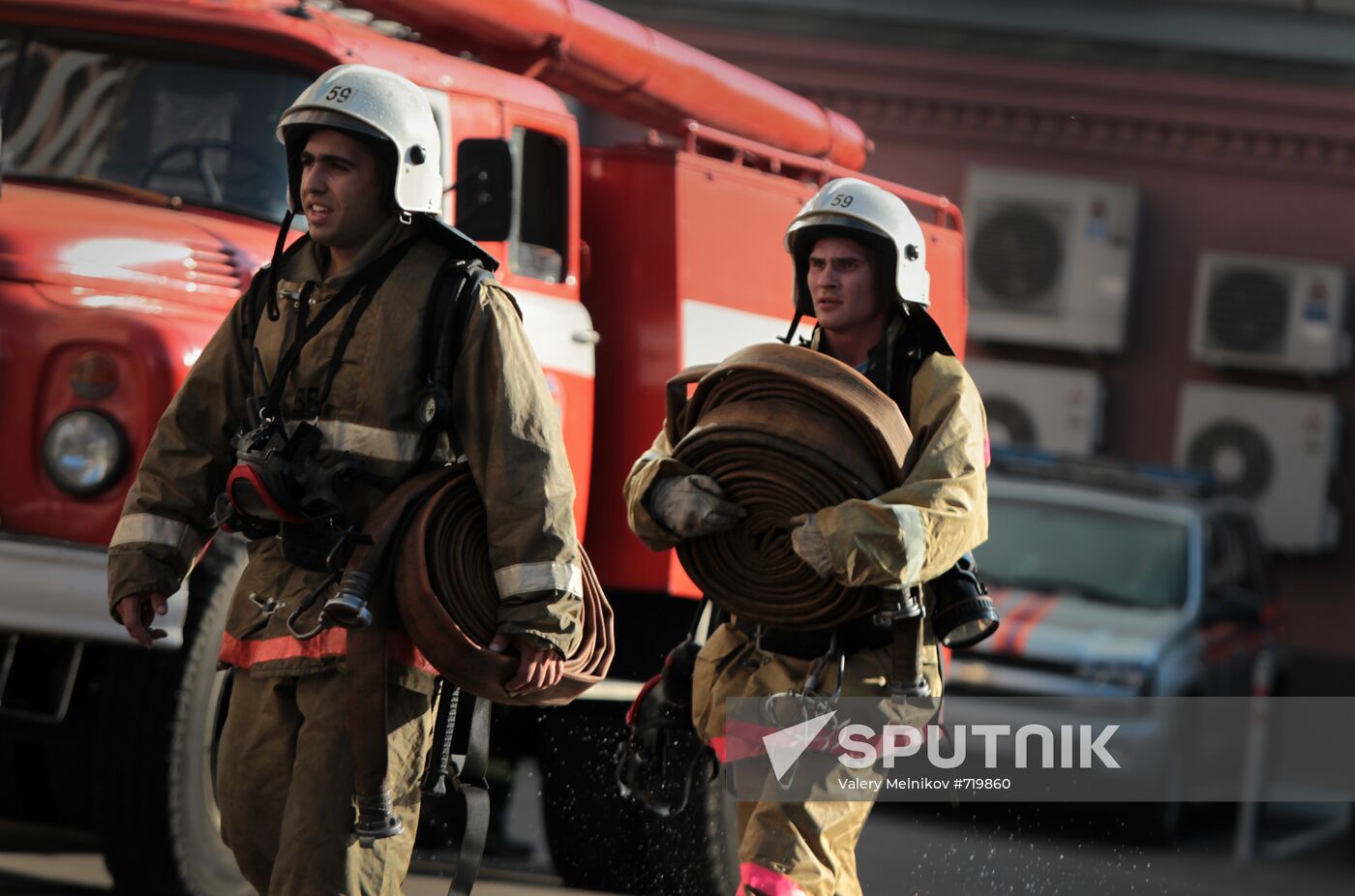 Extinguishing fire in central Moscow