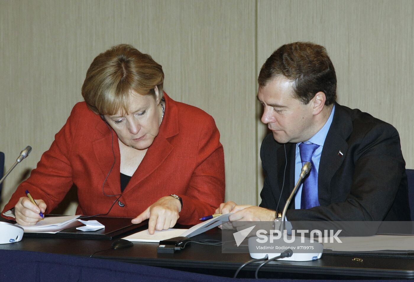Dmitry Medvedev and Angela Merkel in Yekaterinburg