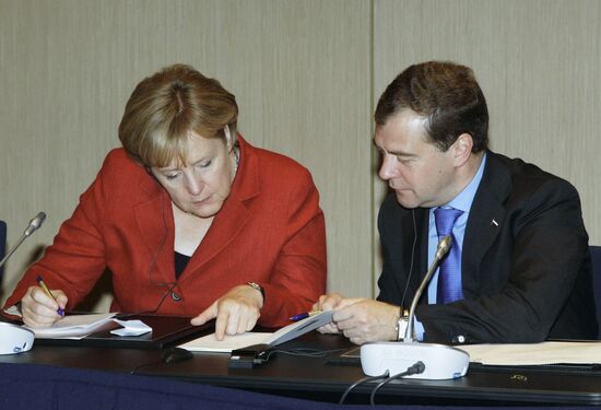 Dmitry Medvedev and Angela Merkel in Yekaterinburg