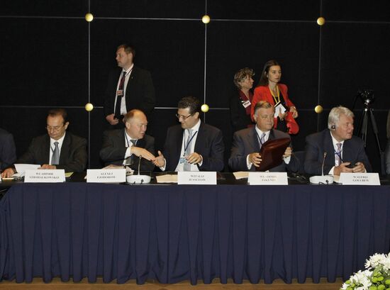 Dmitry Medvedev and Angela Merkel in Yekaterinburg