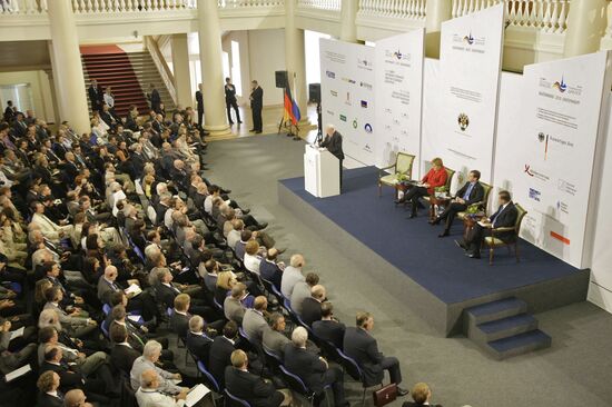 Dmitry Medvedev and Angela Merkel in Yekaterinburg
