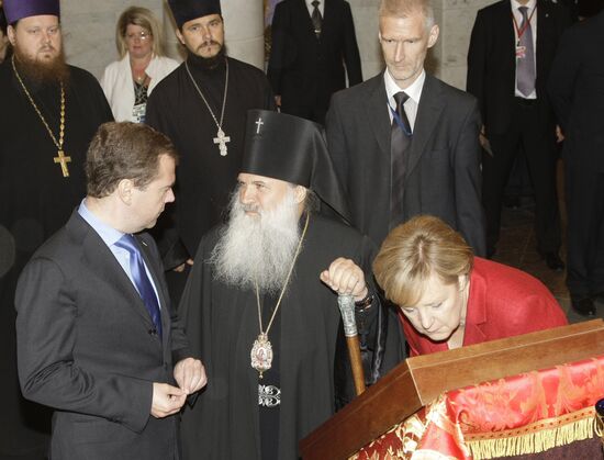Dmitry Medvedev and Angela Merkel in Yekaterinburg