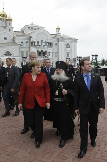 Dmitry Medvedev and Angela Merkel in Yekaterinburg