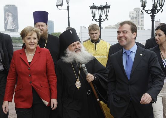 Dmitry Medvedev and Angela Merkel in Yekaterinburg