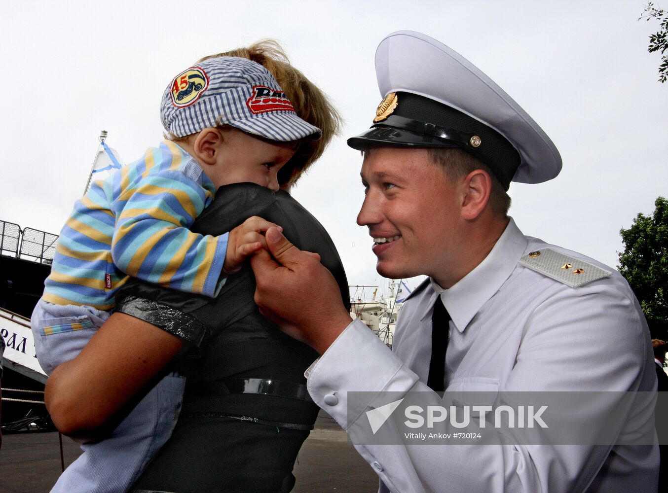 Pacific Fleet vessels welcomed in Vladivostok