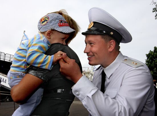 Pacific Fleet vessels welcomed in Vladivostok