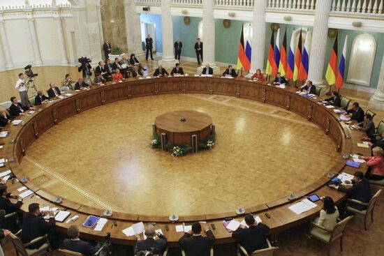 Dmitry Medvedev and Angela Merkel in Yekaterinburg