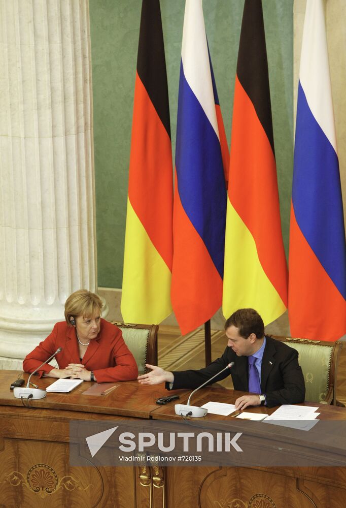 Dmitry Medvedev and Angela Merkel in Yekaterinburg