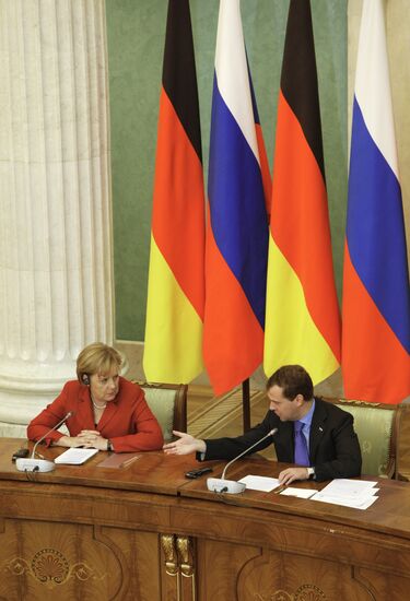 Dmitry Medvedev and Angela Merkel in Yekaterinburg
