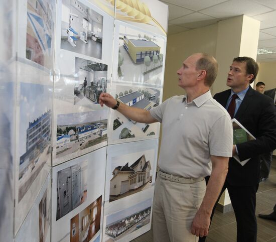 Vladimir Putin visits residential area, Kotelnikovo