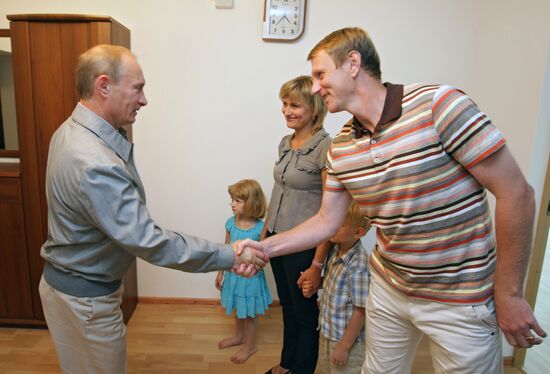 Vladimir Putin visits residential area, Kotelnikovo