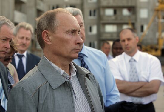 Vladimir Putin visits housing construction site for servicemen