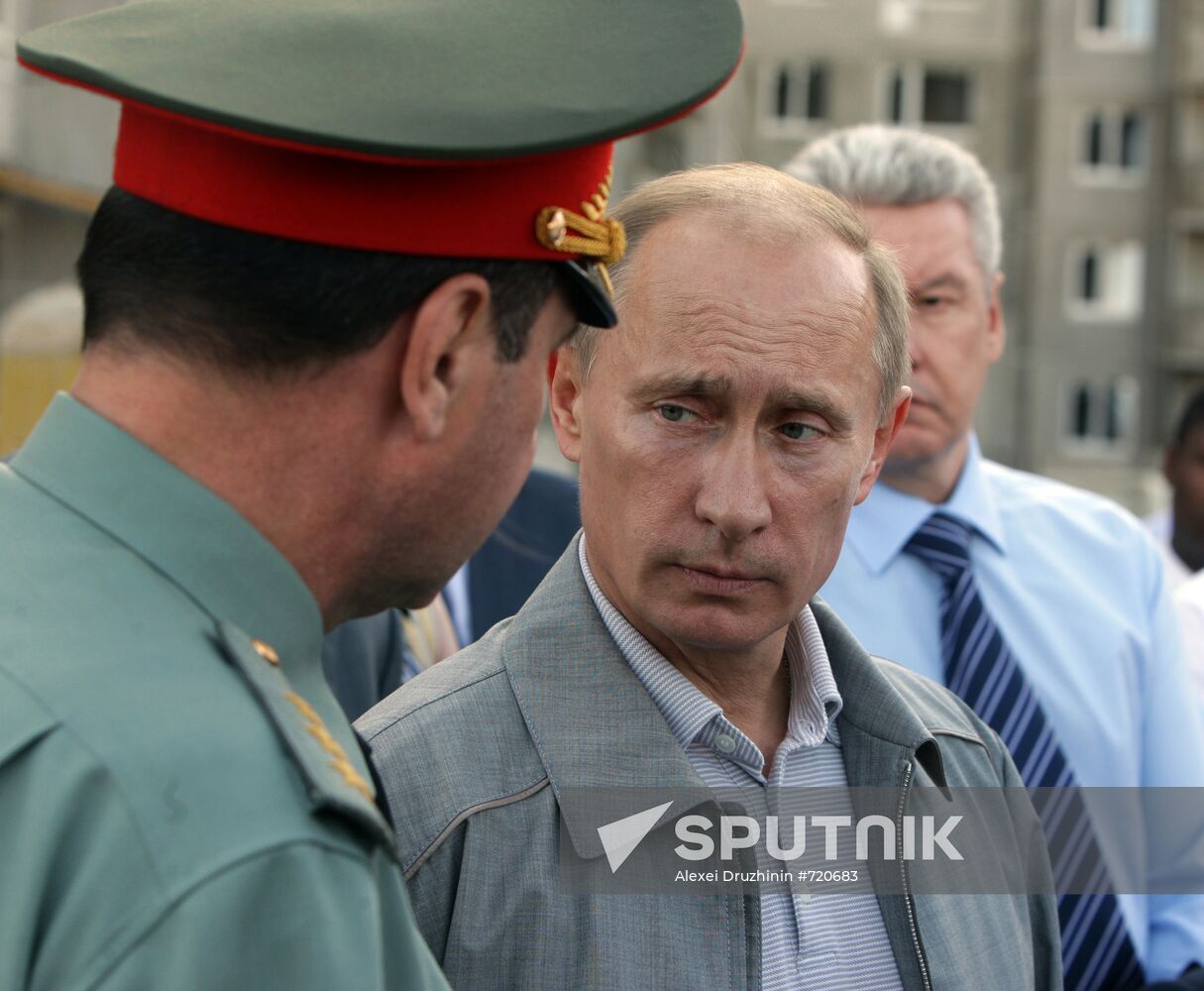 Vladimir Putin visits housing construction site for servicemen