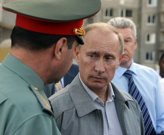 Vladimir Putin visits housing construction site for servicemen