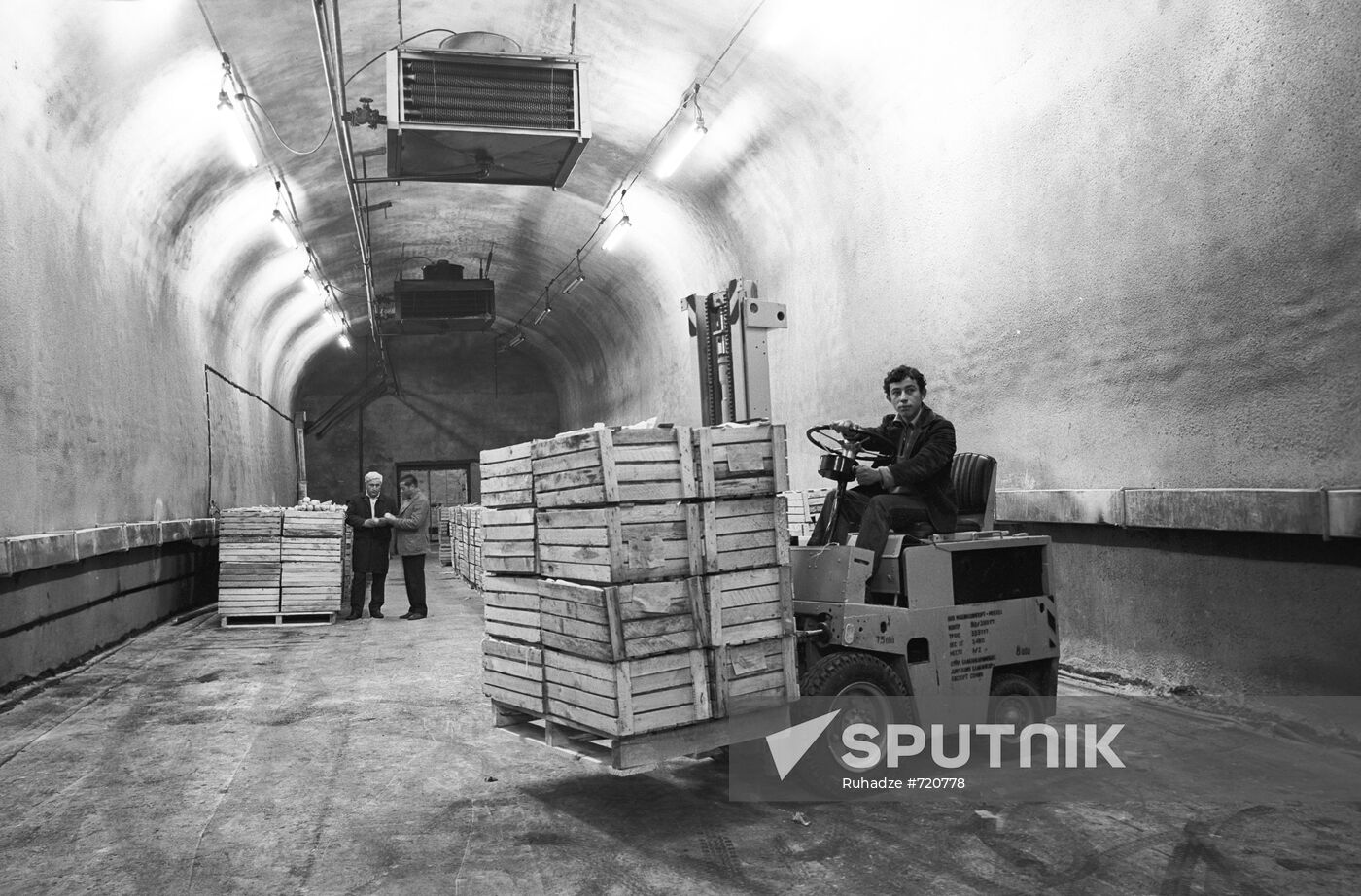 Transport tunnel of underground fruit storage