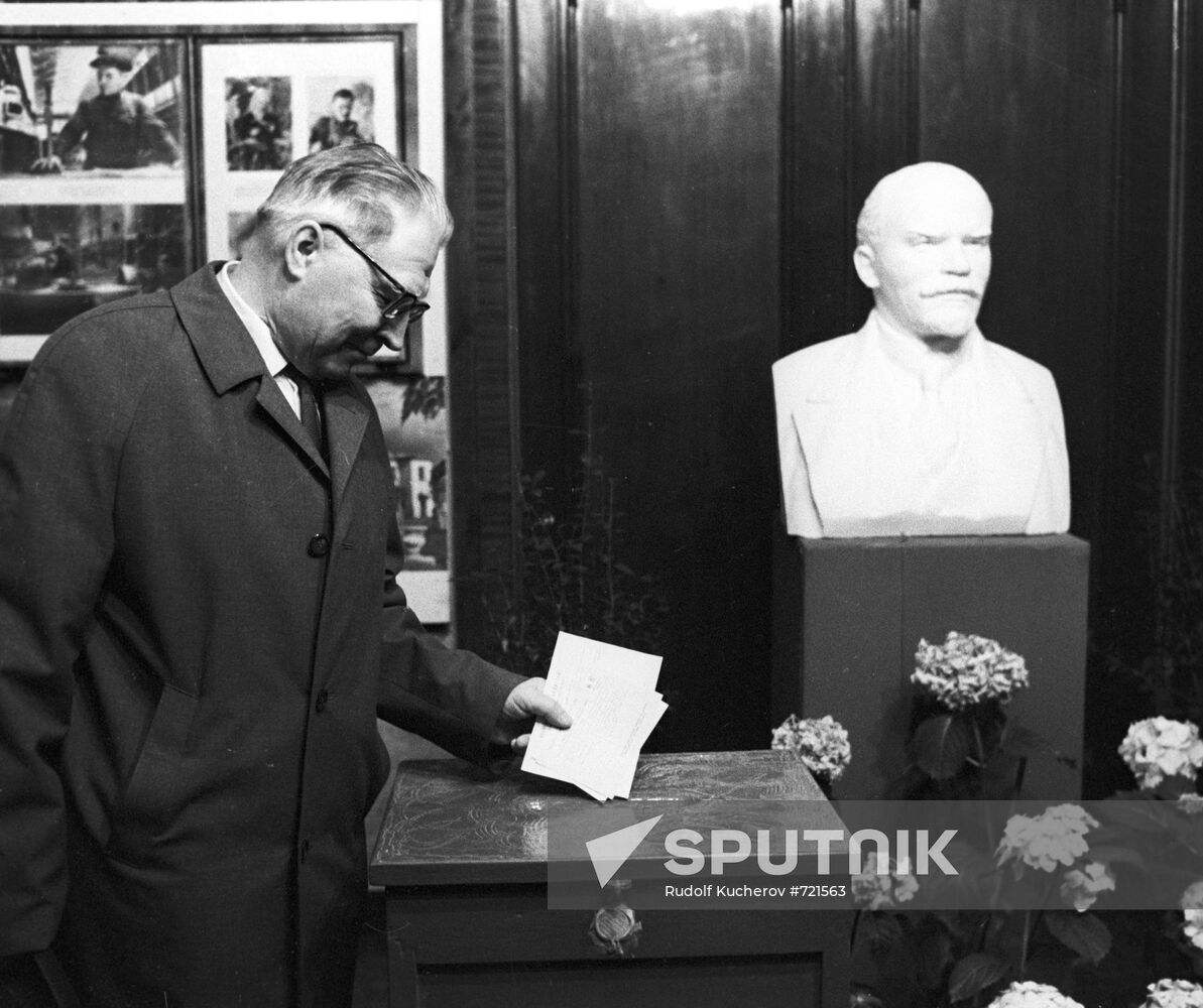 People's Artist of USSR Viktor Oreshnikov on elections day